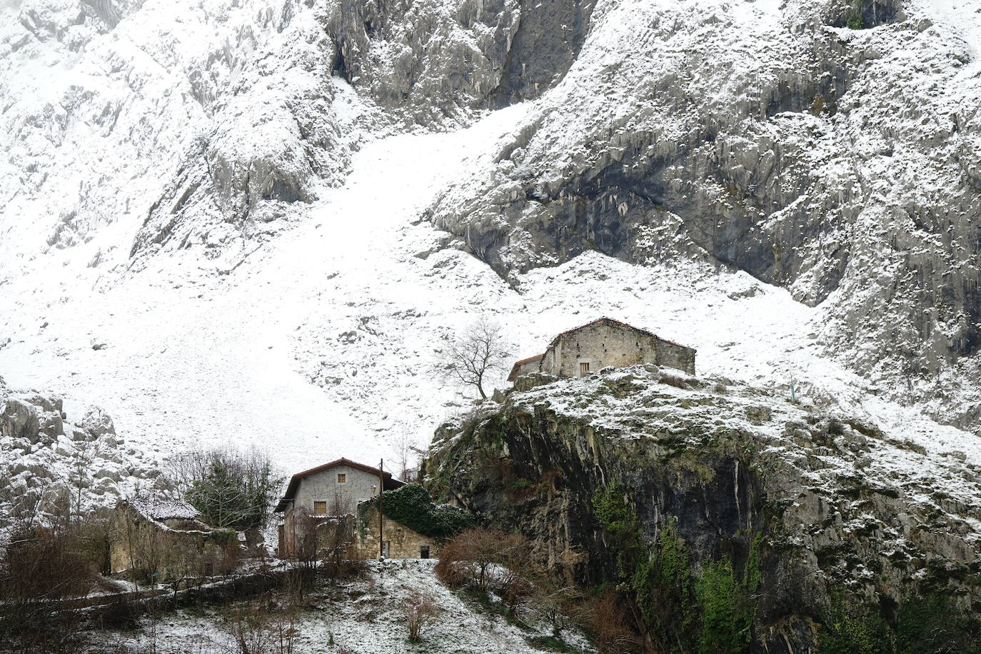 El frío y las fuertes precipitaciones volvieron a ser la nota predominante este martes en Asturias. Está previsto que durante las próximas horas remita el viento y el oleaje que ha castigado en los últimos días a la costa.