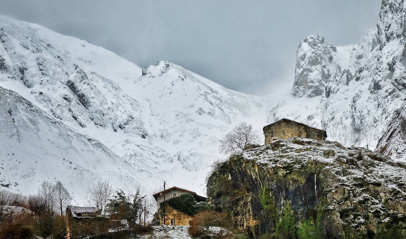 El frío y las fuertes precipitaciones volvieron a ser la nota predominante este martes en Asturias. Está previsto que durante las próximas horas remita el viento y el oleaje que ha castigado en los últimos días a la costa.