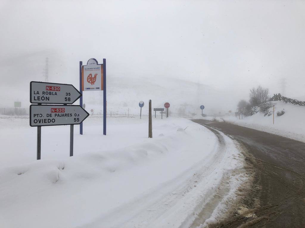 El frío y las fuertes precipitaciones volvieron a ser la nota predominante este martes en Asturias. Está previsto que durante las próximas horas remita el viento y el oleaje que ha castigado en los últimos días a la costa.