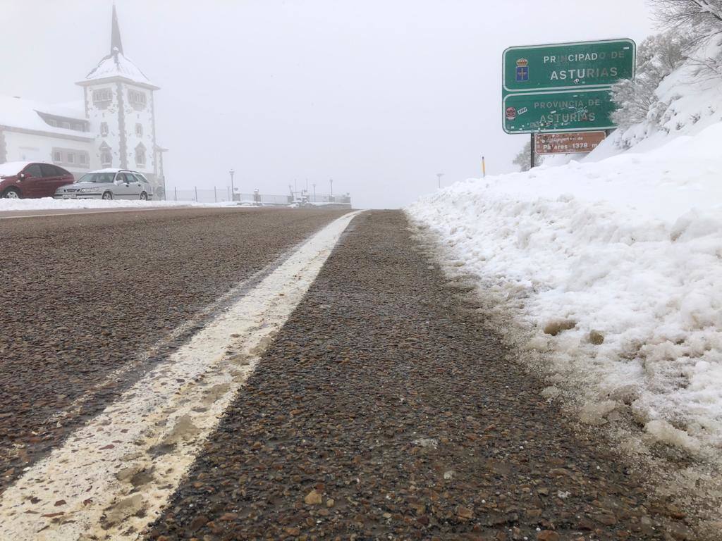 El frío y las fuertes precipitaciones volvieron a ser la nota predominante este martes en Asturias. Está previsto que durante las próximas horas remita el viento y el oleaje que ha castigado en los últimos días a la costa.