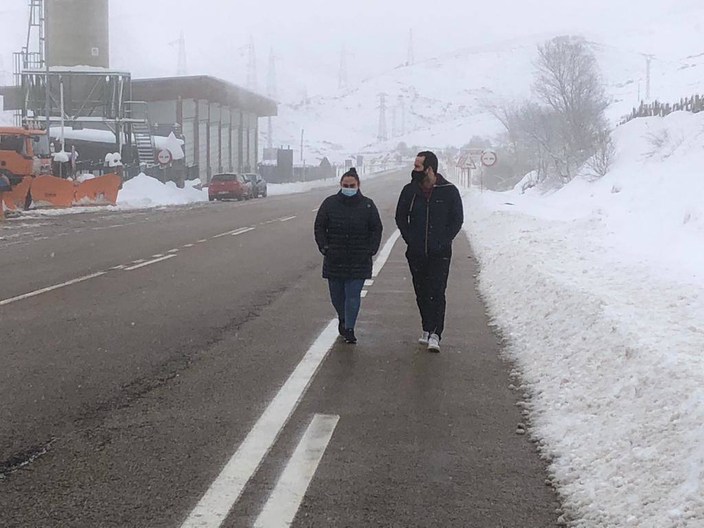 El frío y las fuertes precipitaciones volvieron a ser la nota predominante este martes en Asturias. Está previsto que durante las próximas horas remita el viento y el oleaje que ha castigado en los últimos días a la costa.