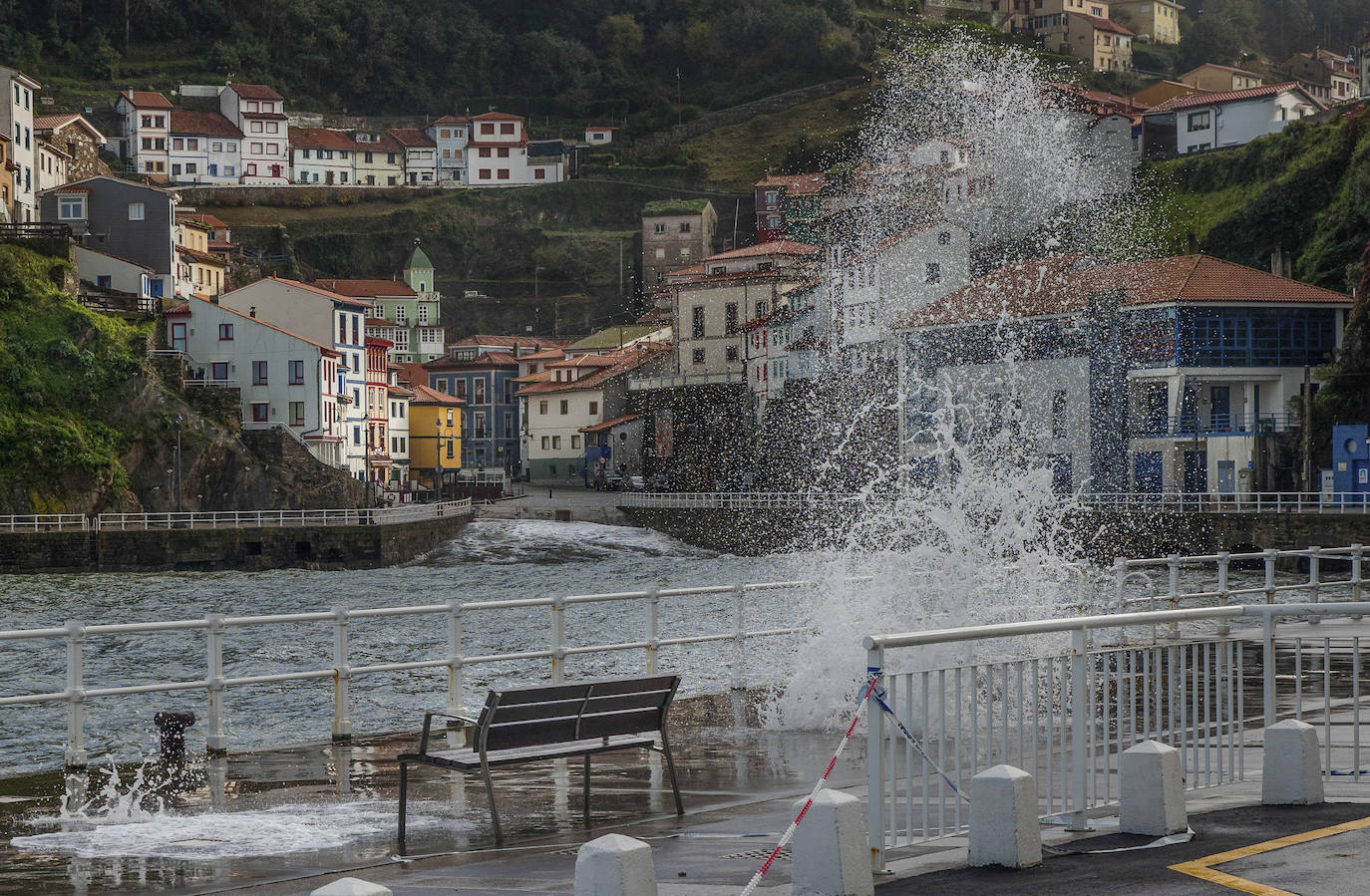 El frío y las fuertes precipitaciones volvieron a ser la nota predominante este martes en Asturias. Está previsto que durante las próximas horas remita el viento y el oleaje que ha castigado en los últimos días a la costa.