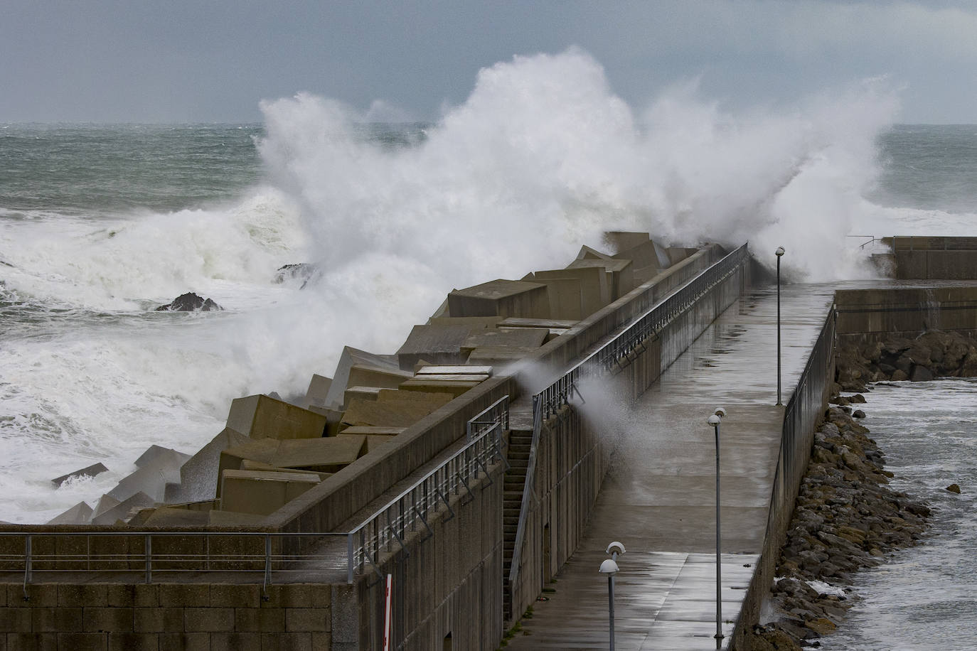 El frío y las fuertes precipitaciones volvieron a ser la nota predominante este martes en Asturias. Está previsto que durante las próximas horas remita el viento y el oleaje que ha castigado en los últimos días a la costa.