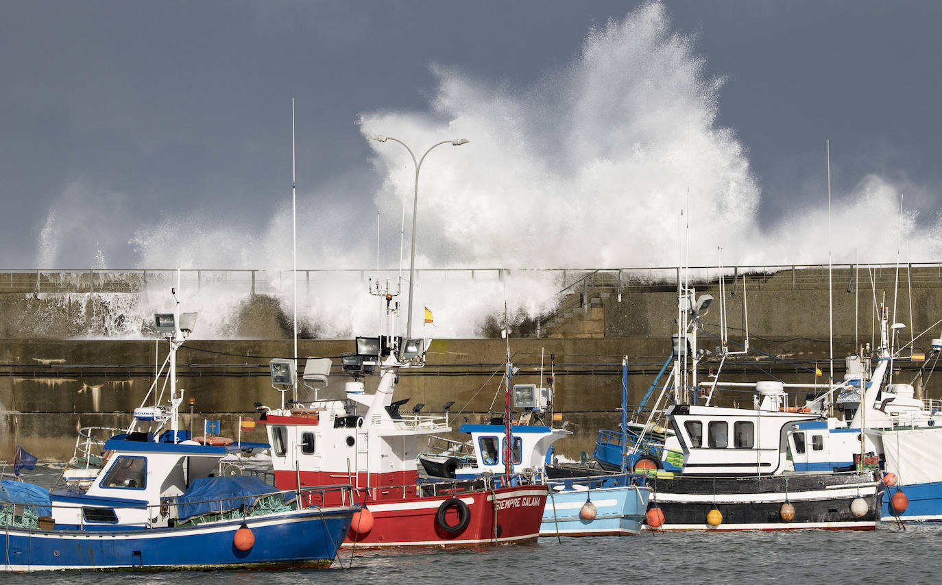 El frío y las fuertes precipitaciones volvieron a ser la nota predominante este martes en Asturias. Está previsto que durante las próximas horas remita el viento y el oleaje que ha castigado en los últimos días a la costa.