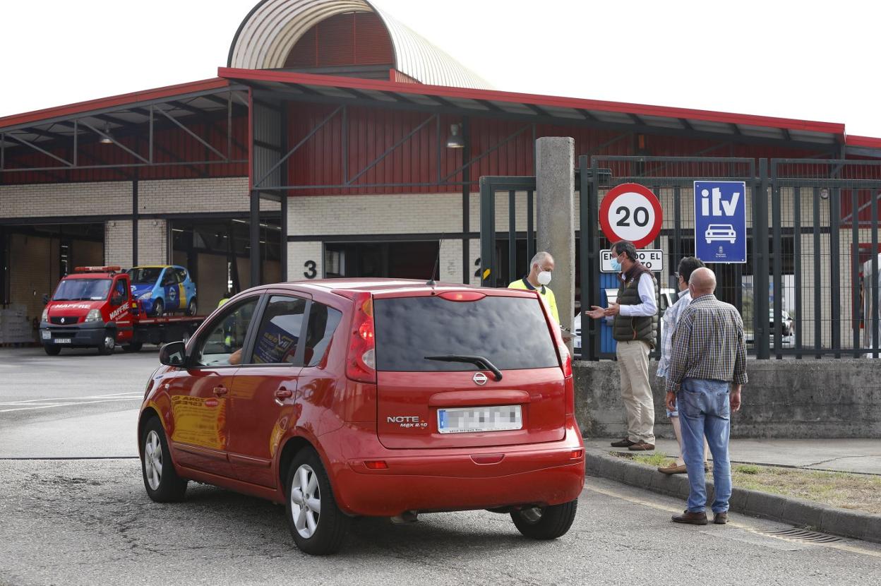 Turismos accediendo a la única estación que ITVASA tiene por ahora en Gijón. 