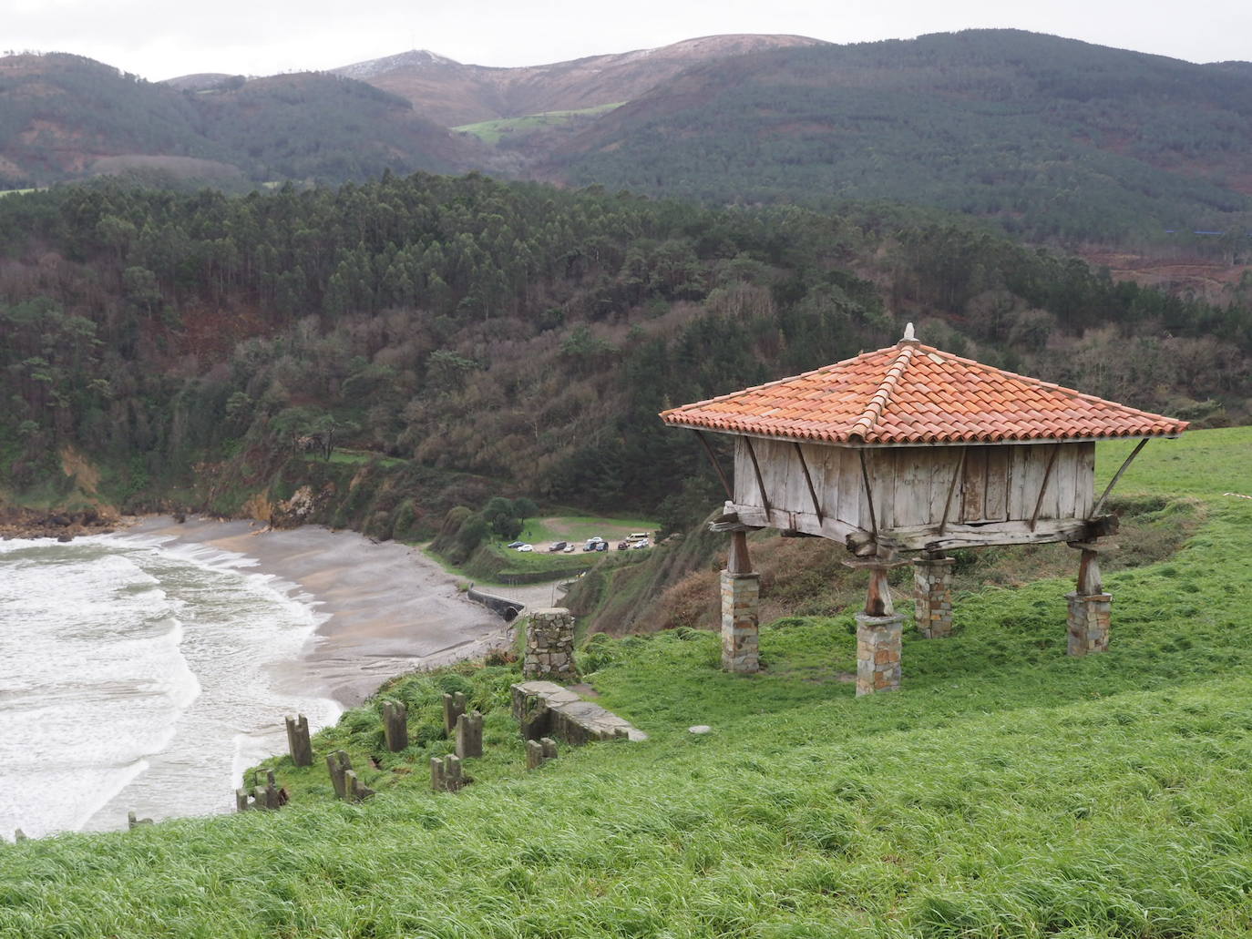 El argayo amenaza el hórreo del campo de La Garita, que se tratará de trasladar a terreno firme