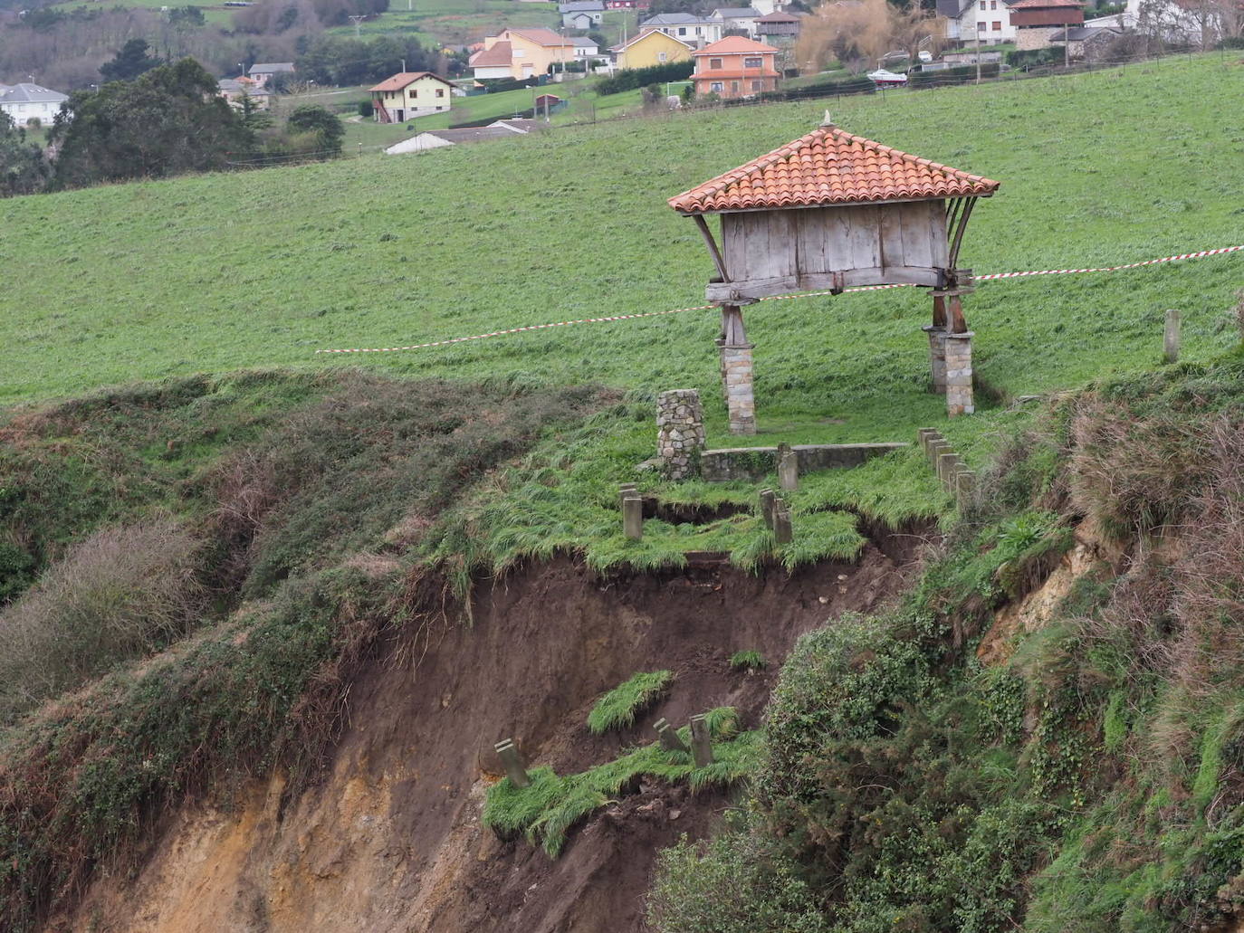 El argayo amenaza el hórreo del campo de La Garita, que se tratará de trasladar a terreno firme