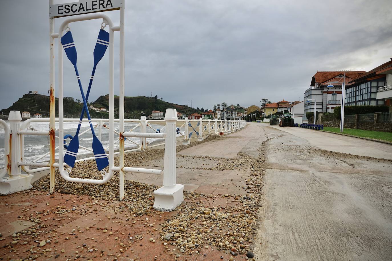 La borrasca 'Bella' ha provocado más de 1.900 incidencias en Asturias y complica las comunicaciones. La nieve acumulada en las últimas horas, que ha cerrado el puerto del Connio, obliga a usar cadenas en 15 altos de montaña. Los fuertes vientos han procovado la caída de árboles y la Aemet mantiene el litoral del Principado en alerta roja por olas de hasta diez metros 