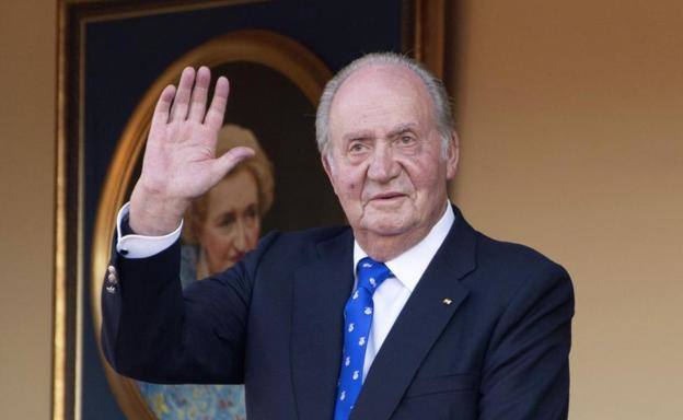 2. Juan Carlos I | "Todos, sobre todo las personas con responsabilidades públicas, tenemos el deber de observar un comportamiento adecuado, un comportamiento ejemplar". Son palabras de Juan Carlos I la Nochebuena de 2011. Entonces era el jefe del Estado. Una década después es investigado por la Fiscalía y lleva cinco meses fuera de España, en Emiratos Árabes Unido. El Rey emérito ha tenido que regularizar sus deudas con Hacienda y se ha visto salpicado por escándalos que han puesto a la Monarquía en el centro del debate político. Despejada la incógnita de que Juan Carlos I no volvía a casa por Navidad debido a la pandemia sólo quedaba el mensaje de Nochebuena de su hijo. Felipe VI relegó al padre a un segundo plano sin nombrarle, y ahora algunos le elogian y otros le critican por ventilar el asunto así: "Los principios morales y éticos" obligan a todos "sin excepciones" y están "por encima de cualquier consideración, de la naturaleza que sea, incluso de las personales o familiares".