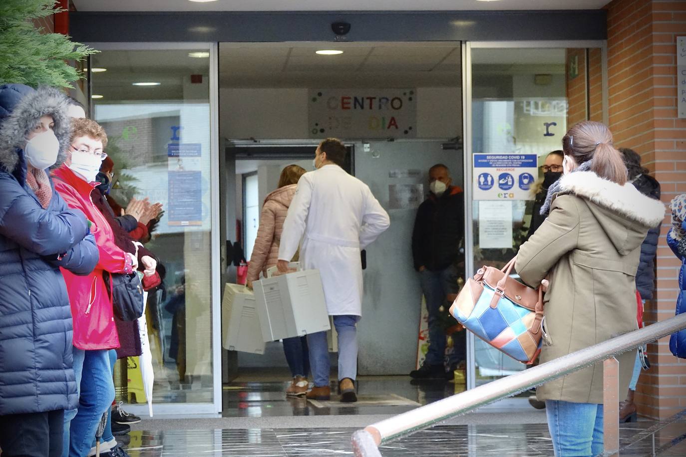 La campaña de vacunación en los centros de mayores de Asturias se ha retomado este miércoles por la mañana después de que el pasado martes el Principado recibiese una segunda partida de casi 12.000 dosis. 