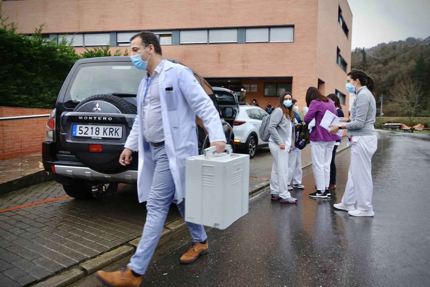 La campaña de vacunación en los centros de mayores de Asturias se ha retomado este miércoles por la mañana después de que el pasado martes el Principado recibiese una segunda partida de casi 12.000 dosis. 