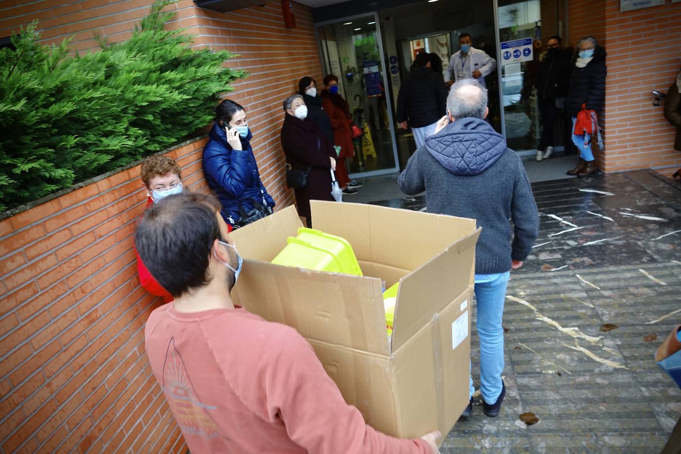 La campaña de vacunación en los centros de mayores de Asturias se ha retomado este miércoles por la mañana después de que el pasado martes el Principado recibiese una segunda partida de casi 12.000 dosis. 