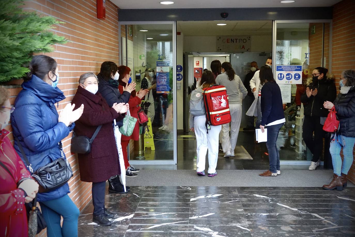 La campaña de vacunación en los centros de mayores de Asturias se ha retomado este miércoles por la mañana después de que el pasado martes el Principado recibiese una segunda partida de casi 12.000 dosis. 