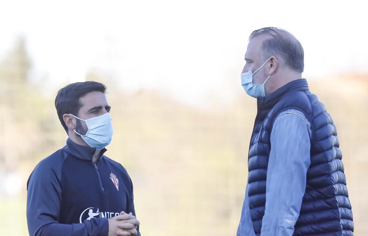 David Gallego y Javi Rico conversan en un entrenamiento del Sporting en Mareo. 