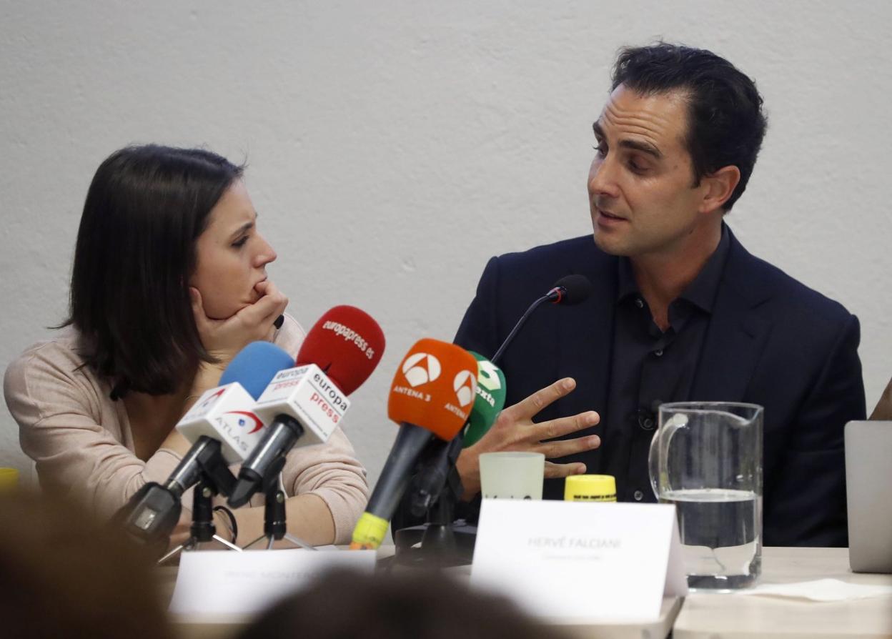 Falciani, en una foto de 2017, conversa con la hoy ministra de Igualdad Irene Montero. 