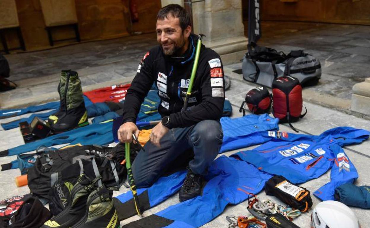 El montañero Alex Txikon durante la presentación de este pasado lunes.