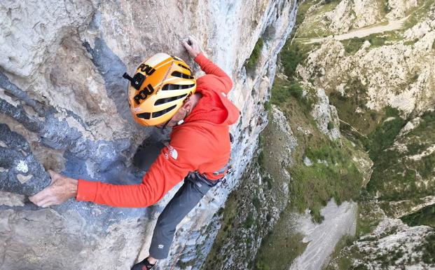 Iker Pou superando uno de los tramos de Víbora en pleno Barranco de la Hermida. 