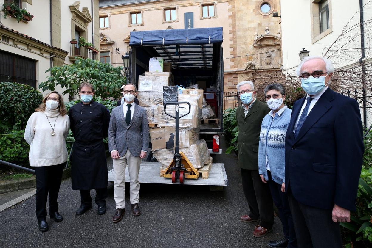 De izquierda a derecha, junto a la entrega del porte de Alimerka de ayer. Luz Villafruela, Florentino Menéndez, Antonio Blanco, Avelino Rancaño, Sor Fernanda y José García-Inés. 