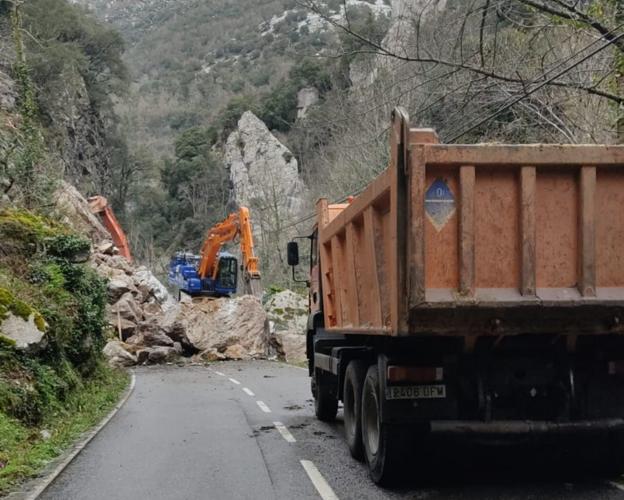 Las máquinas trabajan para retirar las rocas en Somiedo. 