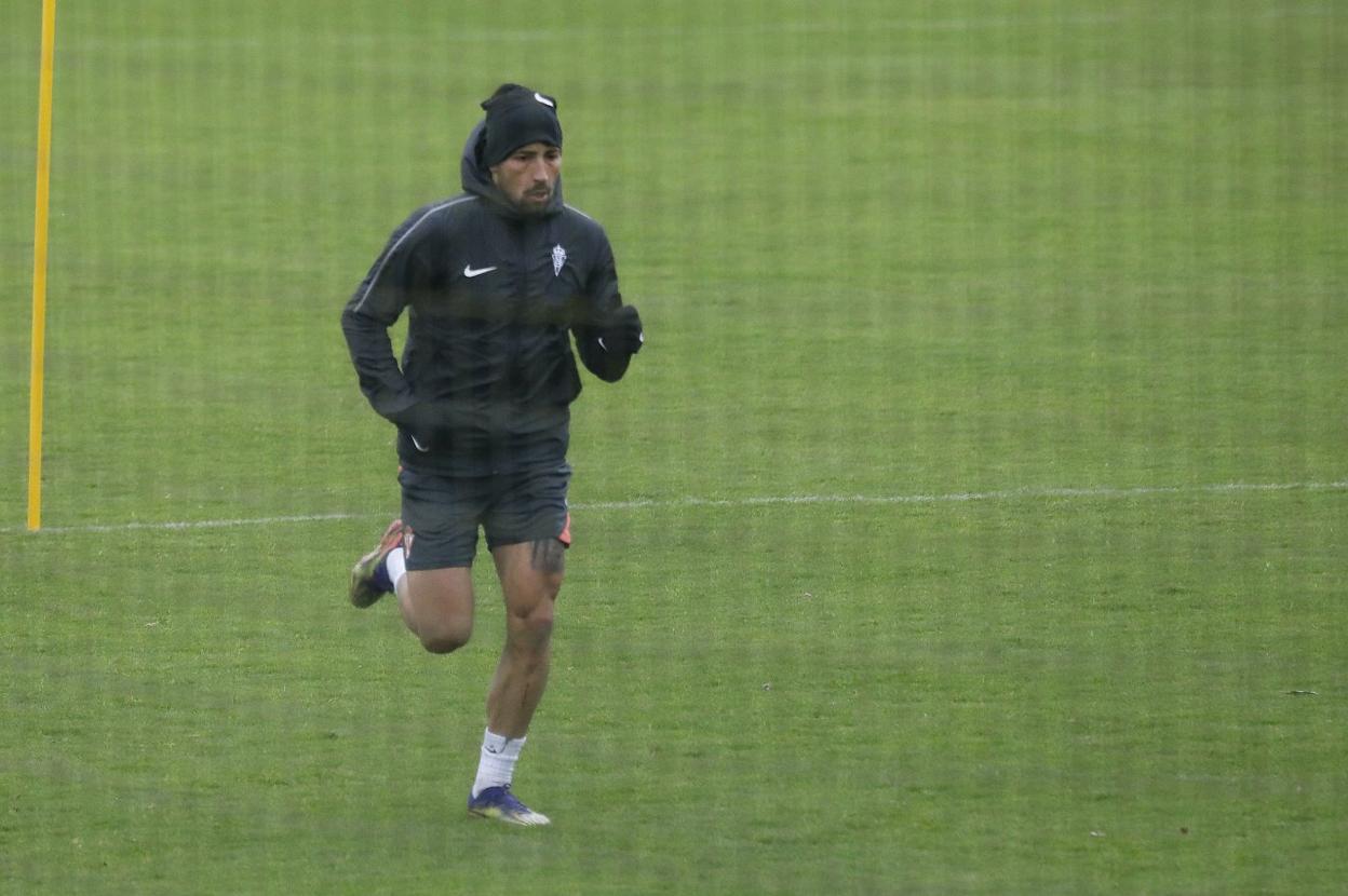 Fijo. Aitor García realiza carrera continua durante la sesión de ayer y estará en la alineación de Lugo.