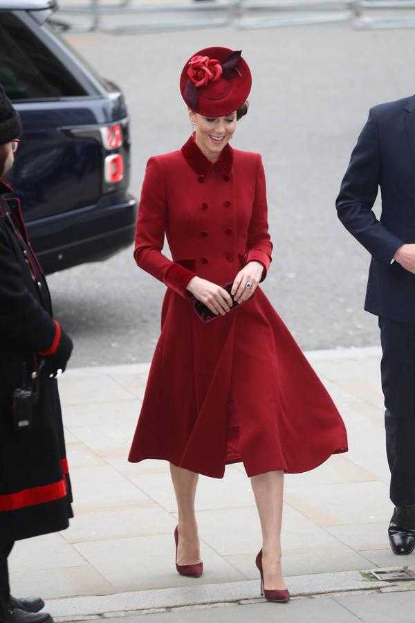 El último acto oficial en el que vimos a los duques de Sussex como miembros oficiales de la Familia Real coincidieron con Kate Middleton y concretamente durante la misa del día de la Commonwealth, Catalina de Cambridge nos regalo uno de esos looks para recordar. Concretamente un elegante estilismo compuesto por un abrigo burdeos de Catherine Walker que ya le habiamos visto en 2018.