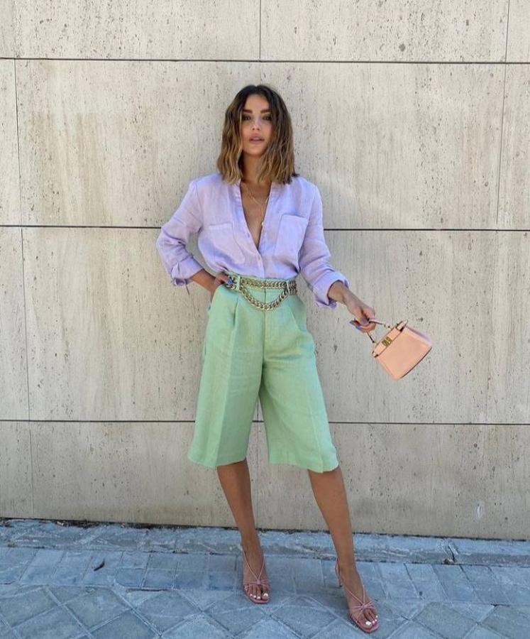 En pleno verano la influencer gallega Alexandra Pereira nos dio toda una clase magistral de cómo combinar los colores pastel del verano en este sencillo y elegante look. Toda una demostración de que vestir colores llamativos no tiene porque hacer que un estilismo sea menos elegante.