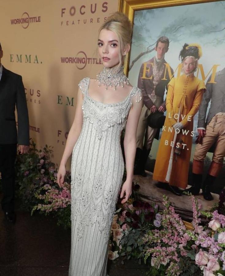 Durante la promoción de la serie que ha marcado un antes y un después este 2020 ( 'Gambito de Dama' ), la protagonista Anya Taylor-Joy demostró que su gusto por la moda va mucho más allá de las tendencia actuales. Algo que evidenció con este vestido vintage de novia firmado por Bob Mackie. Un diseño con detalles de pedrería que completó con una llamativa gargantilla con perlas.