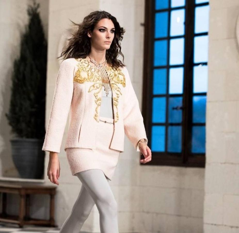 Más allá de un solo look, Chanel convirtió este 2020 su colección primavera-verano 2021 al completo en protagonista con  su desfile más especial en el Castillo de Chenonceau . Un desfile dedicado a todas las mujeres, en el que la casa de moda francesa nos hizo soñar con prendas doradas, detalles de perlas, encajes o conjuntos de tweed tan espectaculares como este.