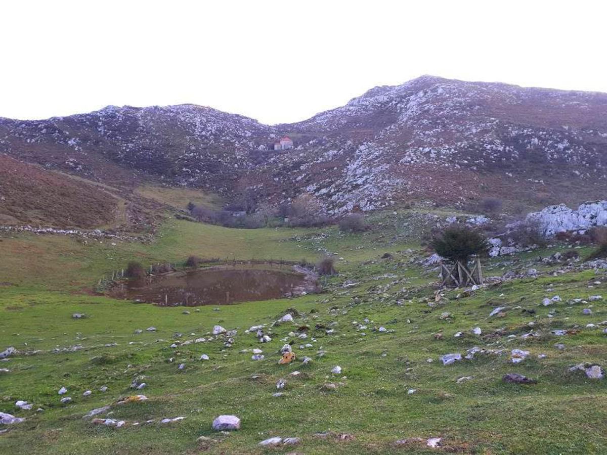 Ruta por la Sierra del Monsacro : Esta ruta hasta la Sierra del Monsacro la propusimos este 2020 tras esos duros meses de confinamiento y también puede ser la mejor opción para inaugurar el 2021. Una caminata perfecta para esos días más cortos del invierno y a la que también podrás añadir una pequeña variante por Otura si quieres hacerla algo más larga. La ruta parte desde el pueblo de La Collada en el concejo de Morcín y no tiene pérdida alguna. La zona de las famosas capillas, las cumbres y sus panorámicas siempre son una buena excusa para repetirla.