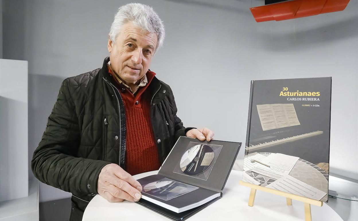 Carlos Rubiera, con un ejemplar de la trilogía '30 Asturianaes', compuesta por un libro y tres CDs y ya a la venta.
