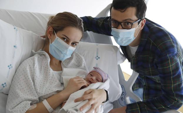 María Luisa Díaz Haces y Luis Muñiz Pasarín con su pequeño Nicolás, el primer niño nacido en Asturias este año.