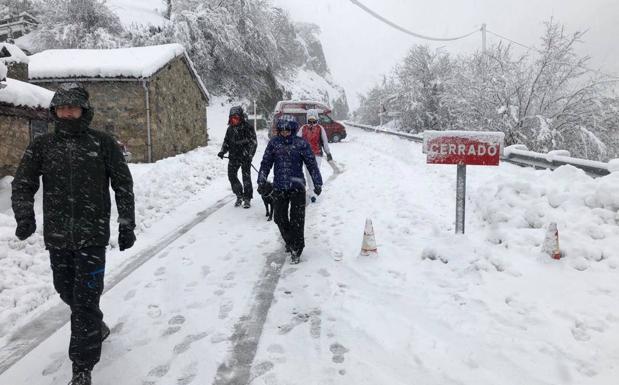 Temporal en Asturias: La nieve cierra cuatro puertos e impide el paso de camiones por Pajares