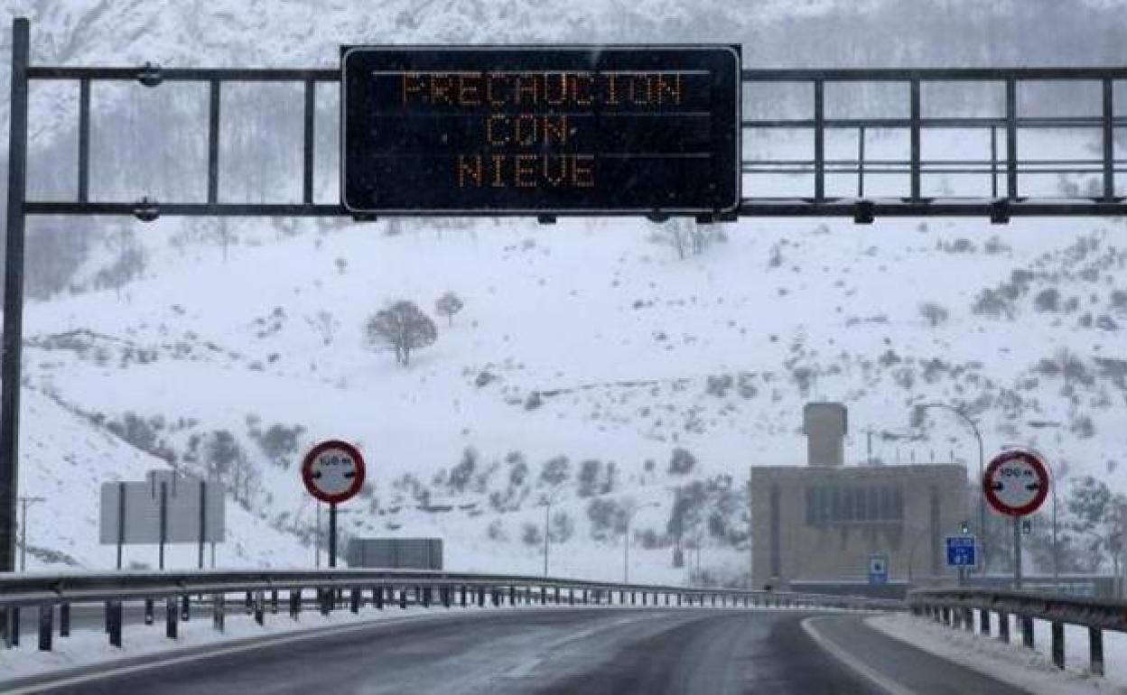 a Autopista el Huerna durante una nevada.