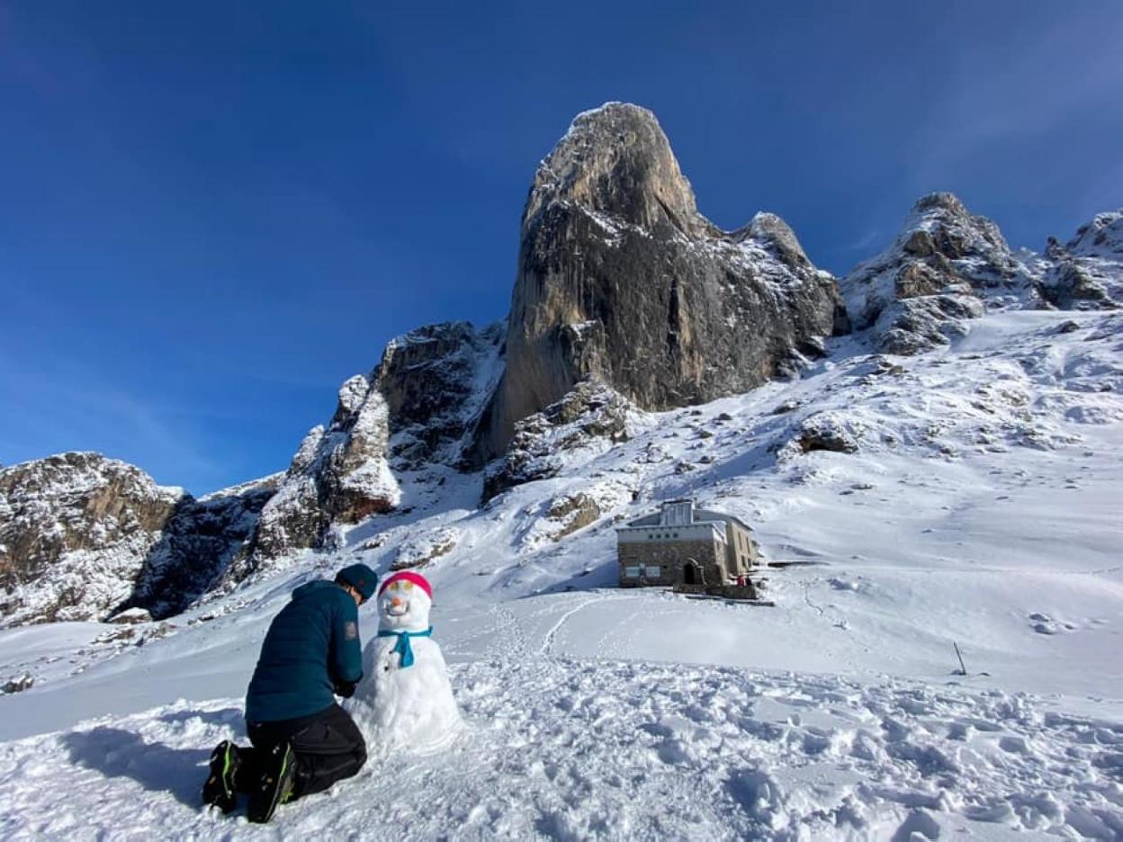 Sergio González Bada hace un muñeco con las primeras nieves de la Vega de Urriellu. 