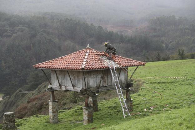 Cubierta. Los trabajos comenzaron con la retirada de las tejas. 