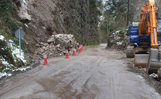 Carril habilitado en la carretera AS-227, entre Castro y el desfiladero de La Malva.