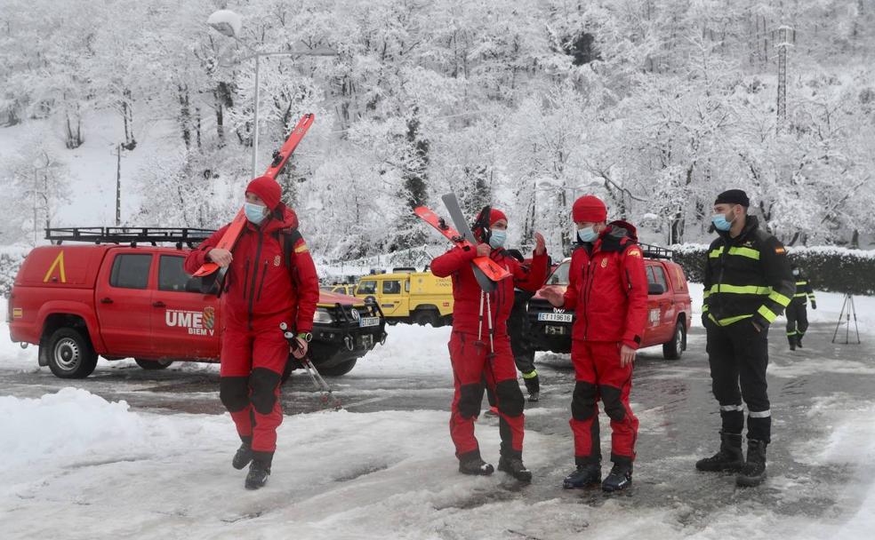 Efectivos de la Unidad Militar de Emergencias se suman a la búsqueda en el puerto de San Isidro.