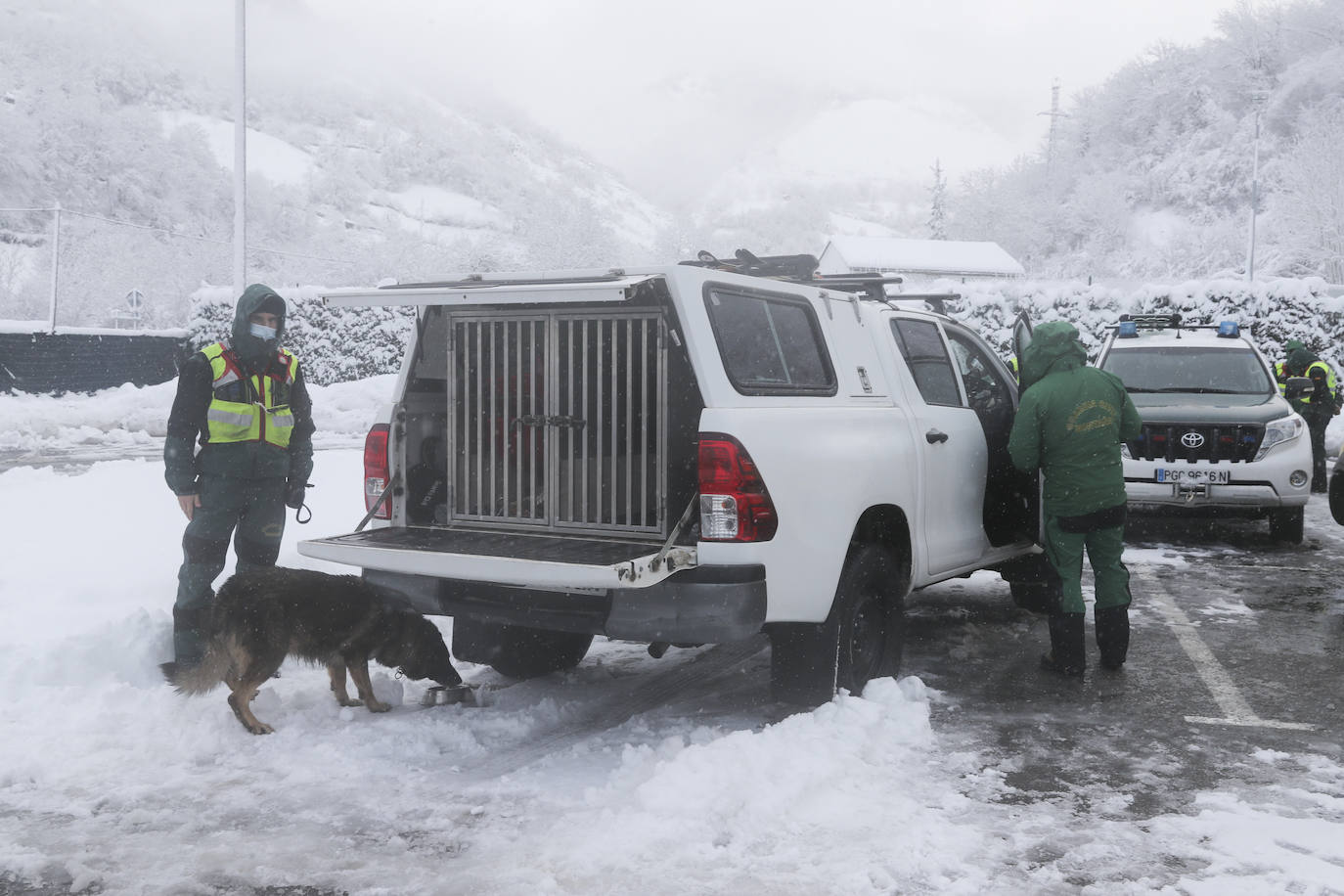 La Unidad Militar de Emergencias (UME), con dos batallones de 25 personas cada uno, un grupo cinológico, un grupo especial de montaña, una cuña y un vehículo oruga, se han sumado este sábado al dispositivo de búsqueda que trata de localizar a uno de los dos operarios de una quitanieves sepultados bajo un alud en el puerto de San Isidro. El cuerpo del otro, fue encontrado tras ocho horas de intenso rastreo.