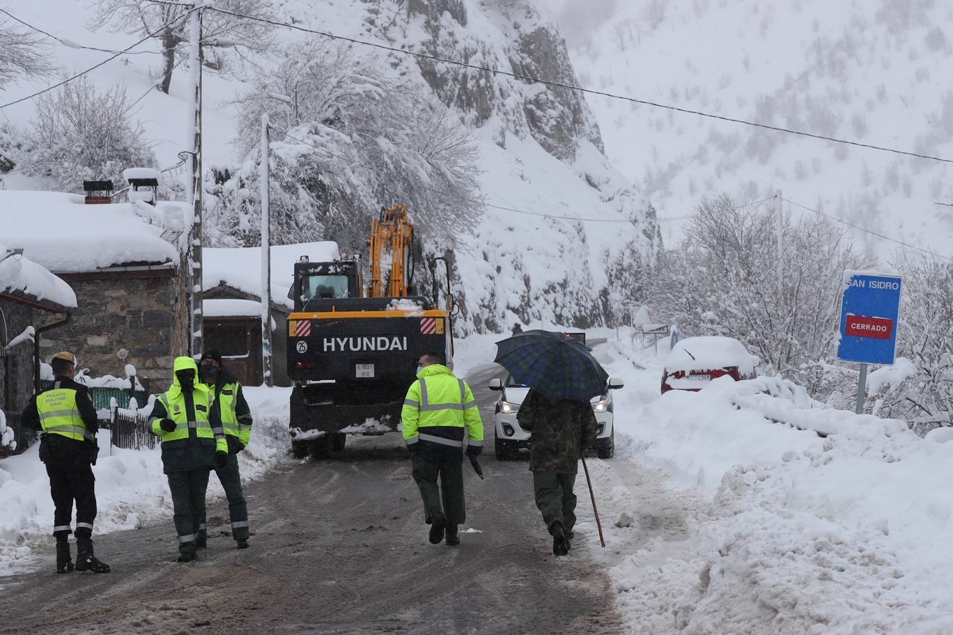 La Unidad Militar de Emergencias (UME), con dos batallones de 25 personas cada uno, un grupo cinológico, un grupo especial de montaña, una cuña y un vehículo oruga, se han sumado este sábado al dispositivo de búsqueda que trata de localizar a uno de los dos operarios de una quitanieves sepultados bajo un alud en el puerto de San Isidro. El cuerpo del otro, fue encontrado tras ocho horas de intenso rastreo.