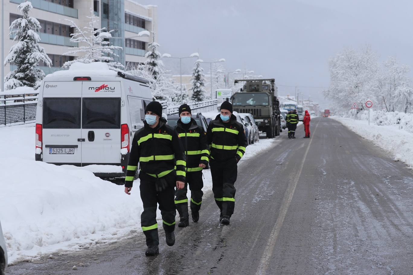 La Unidad Militar de Emergencias (UME), con dos batallones de 25 personas cada uno, un grupo cinológico, un grupo especial de montaña, una cuña y un vehículo oruga, se han sumado este sábado al dispositivo de búsqueda que trata de localizar a uno de los dos operarios de una quitanieves sepultados bajo un alud en el puerto de San Isidro. El cuerpo del otro, fue encontrado tras ocho horas de intenso rastreo.