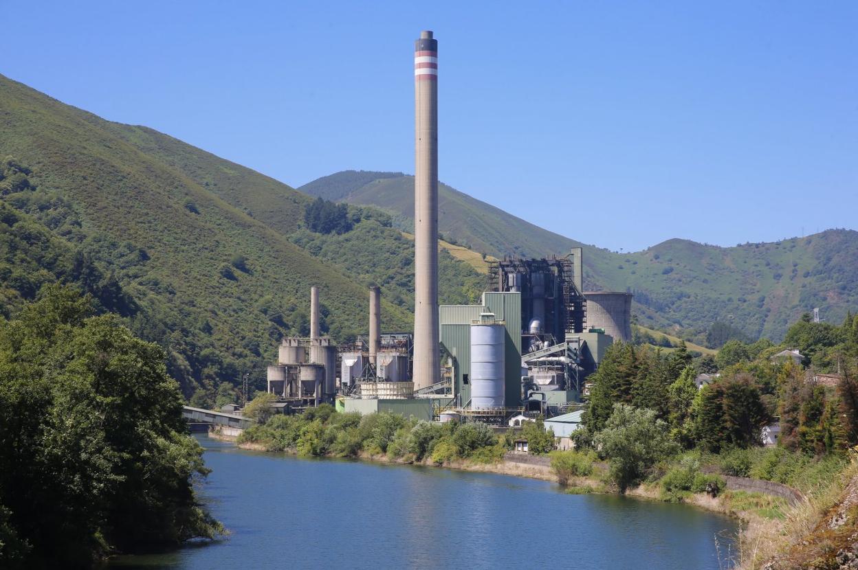 Instalaciones de la central térmica de Soto de la Barca, en Tineo. 