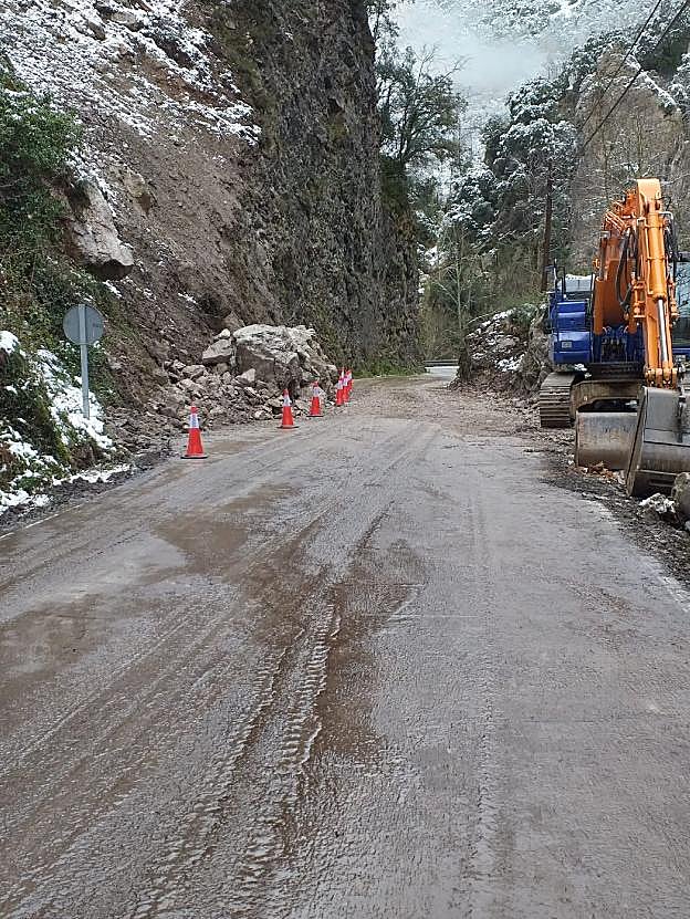 Carril abierto al tráfico en la carretera que comunica con Pola de Somiedo. 