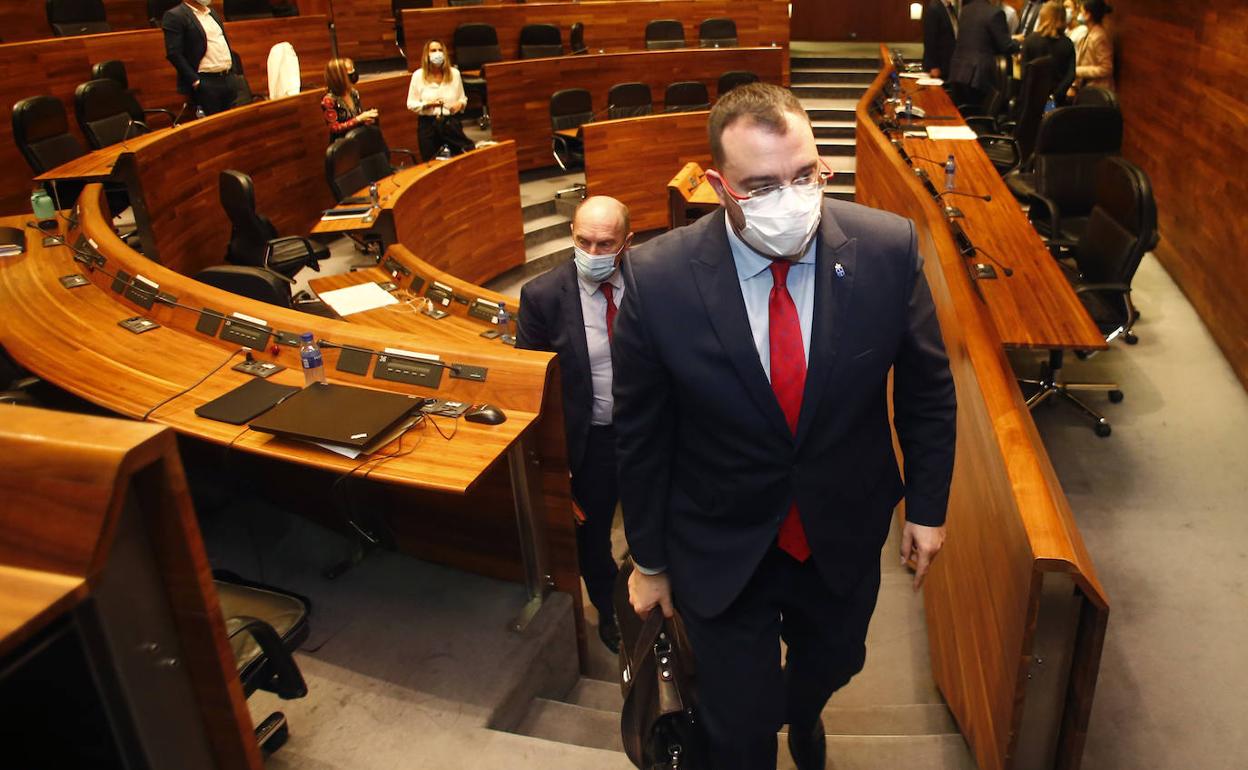 AdriánBarbón y JuanCofiño abandonan el salón de plenos de la Junta del Principado.