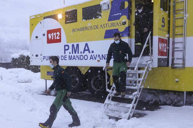 Miembros del operativo de rescate en el puesto de mando avanzado instalado en Felechosa.