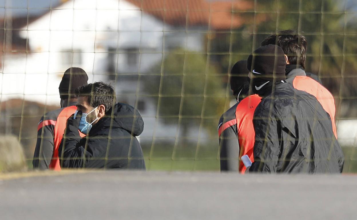 Jugadores del Sporting, durante el entrenamiento de este sábado.