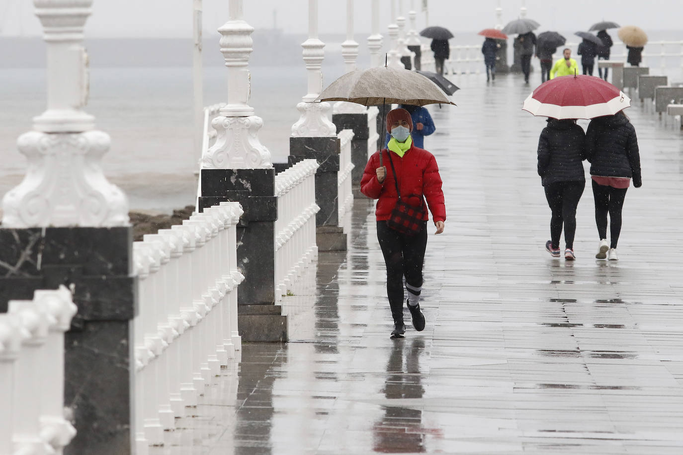 Nieve en las cotas altas, lluvia que no cesa en el litoral. El temporal no da tregua en Asturias y está complicando mucho la circulación en las zonas de montaña y anegando algunos puntos.