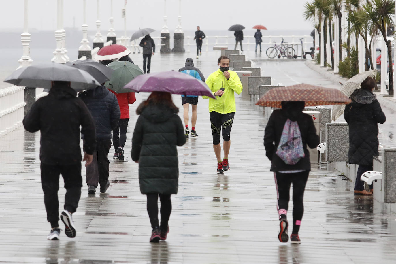 Nieve en las cotas altas, lluvia que no cesa en el litoral. El temporal no da tregua en Asturias y está complicando mucho la circulación en las zonas de montaña y anegando algunos puntos.