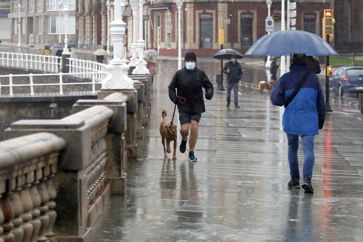 Nieve en las cotas altas, lluvia que no cesa en el litoral. El temporal no da tregua en Asturias y está complicando mucho la circulación en las zonas de montaña y anegando algunos puntos.