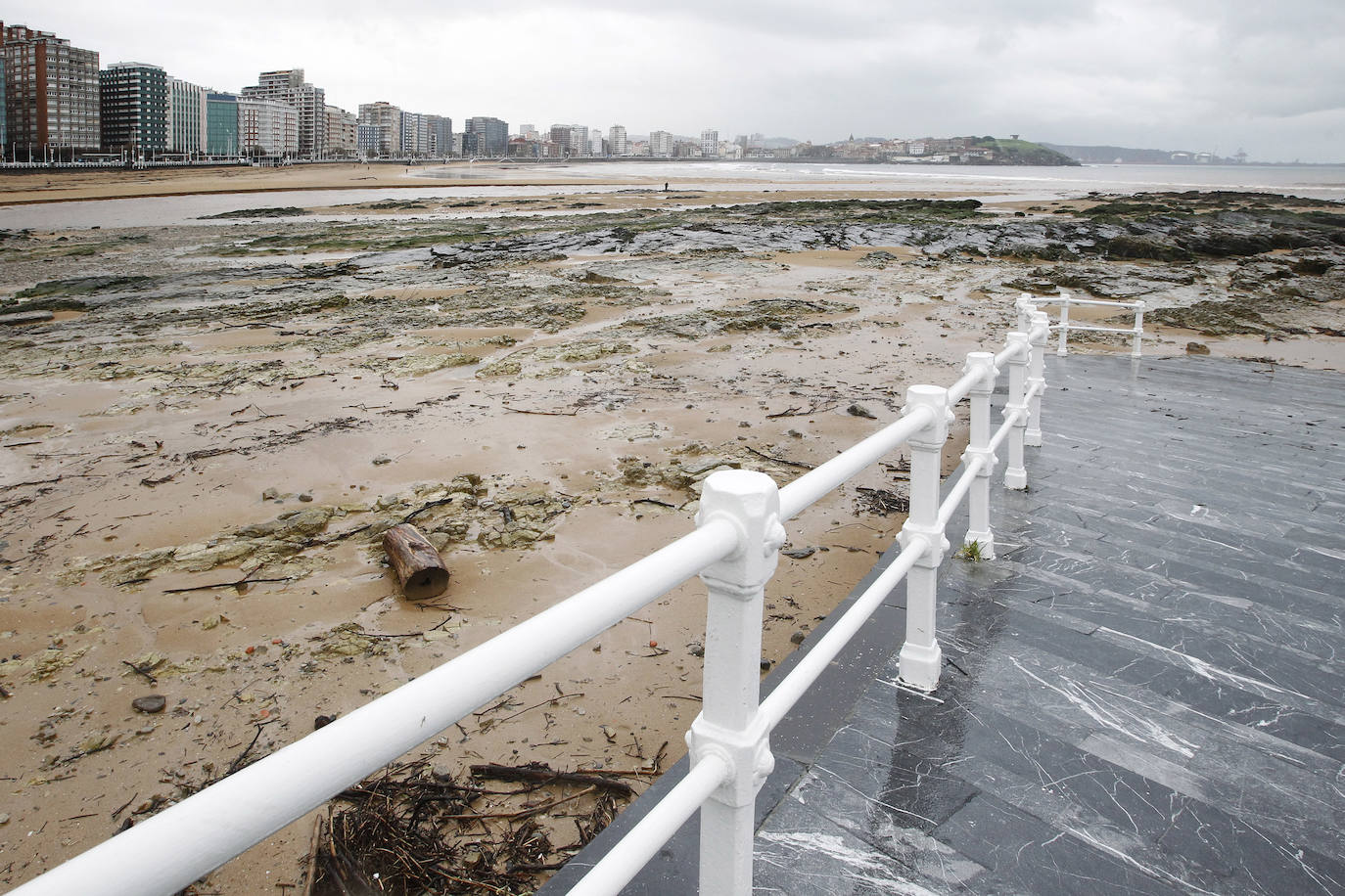 Nieve en las cotas altas, lluvia que no cesa en el litoral. El temporal no da tregua en Asturias y está complicando mucho la circulación en las zonas de montaña y anegando algunos puntos.