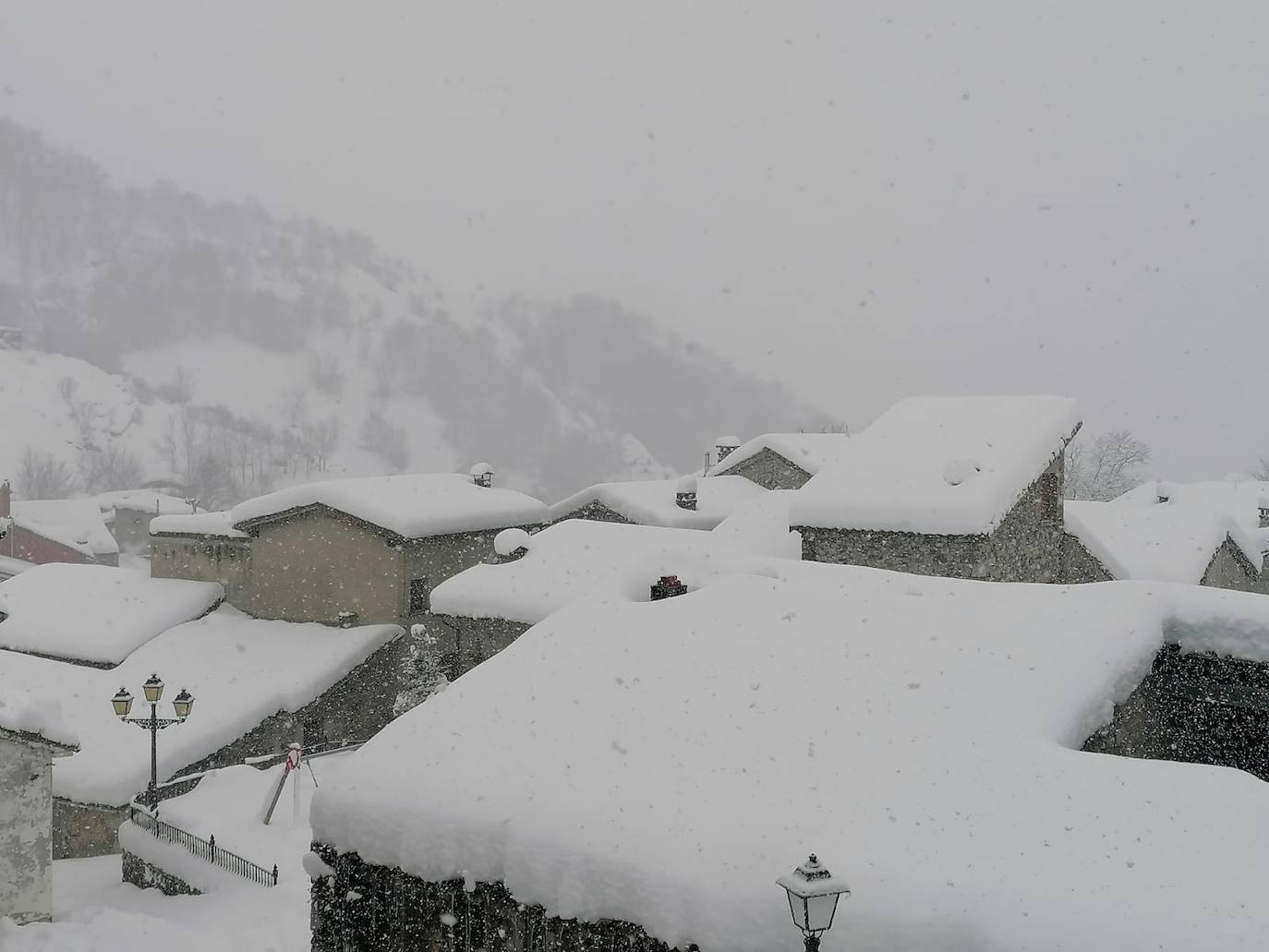 Nieve en las cotas altas, lluvia que no cesa en el litoral. El temporal no da tregua en Asturias y está complicando mucho la circulación en las zonas de montaña y anegando algunos puntos.